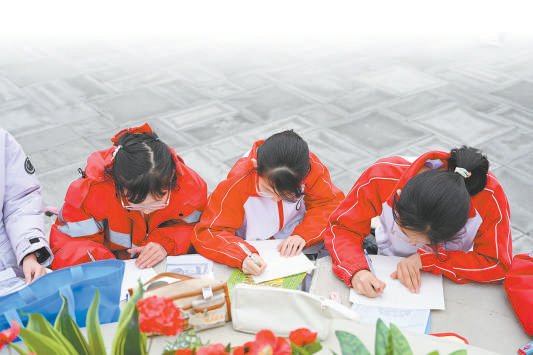 北京市第十中学学生在长辛店国潮时尚街区开展乐学活动。 北京市第十中学供图