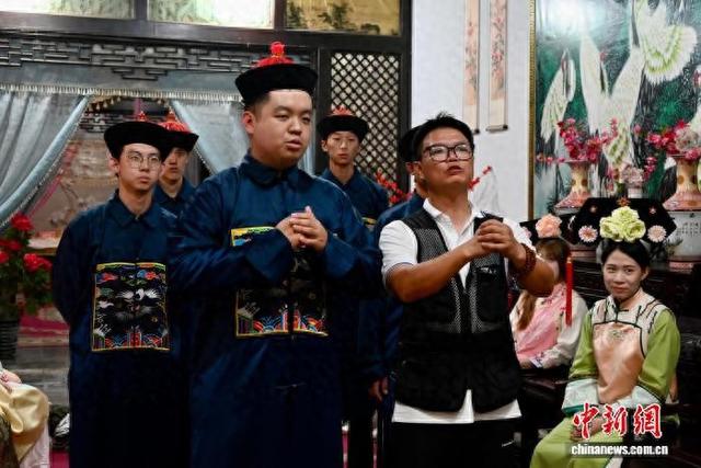 7月11日，在横店一处微短剧拍摄体验现场，导演为体验者讲戏。刘子琳 摄