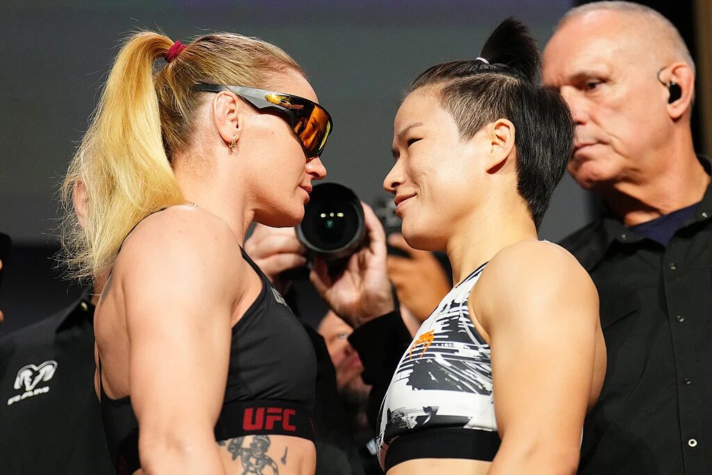 当地时间11月14日，UFC 322称重仪式，吉尔吉斯斯坦选手瓦伦蒂娜·舍甫琴科（左）和中国选手张伟丽（右）对峙。