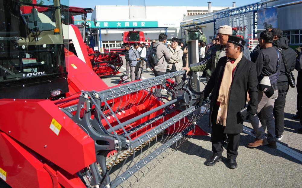  11月3日，印度尼西亚农村干部研修班学员在潍柴雷沃智慧农业有限公司参观。新华社记者 徐速绘 摄