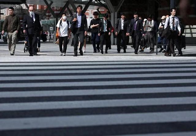 5月15日，在日本东京，行人通过东京站附近的一处人行横道。新华社记者贾浩成摄