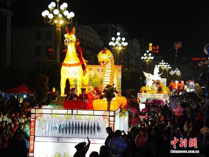 2月25日晚，民众在贵州省施秉县城观看花车和龙灯巡游展演。中新社记者周燕玲摄