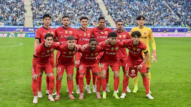 11月22日，上海海港队首发球员在比赛前合影。541阵型强化防守，帮助海港连续两场零封。新华社记者 吴青昊 摄