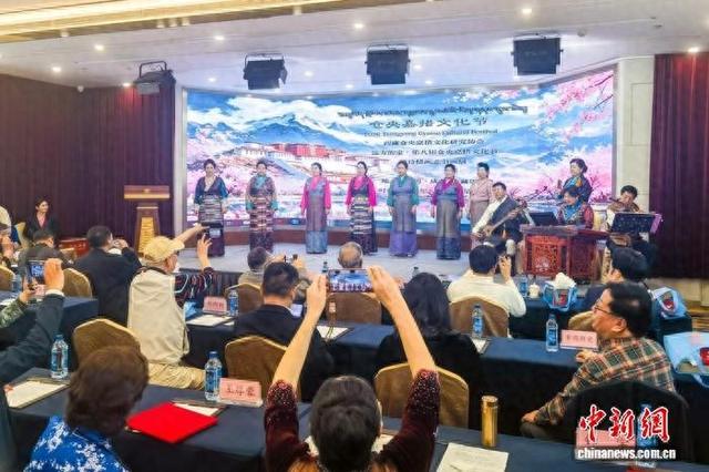 仓央嘉措文化节现场的文艺展演。记者 刘忠俊 摄