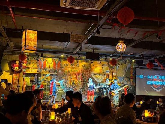 图4：驻场乐队在演唱