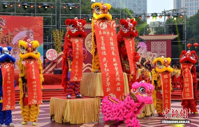 图为“瑞狮闹新春”民俗拜年活动现场。李正超 摄