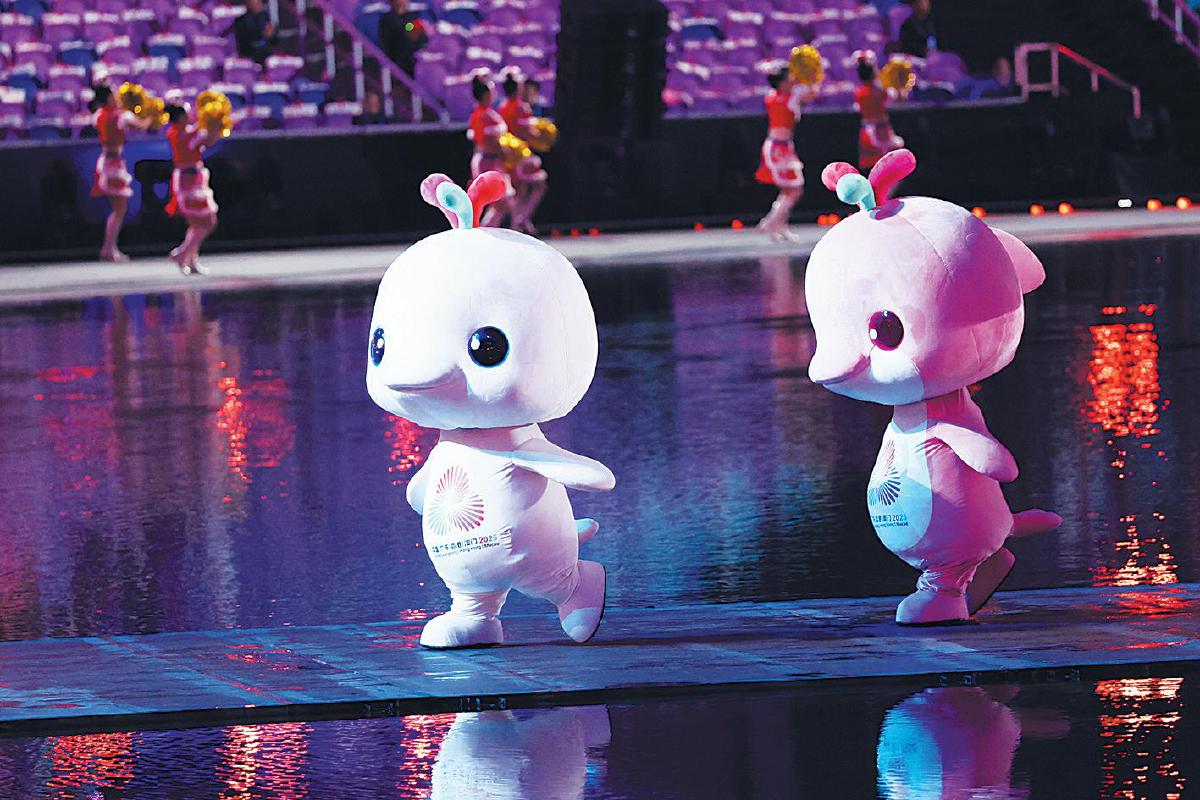 第十五届全国运动会吉祥物“喜洋洋”和“乐融融”在开幕式现场表演。　新华社记者　雒圆　摄