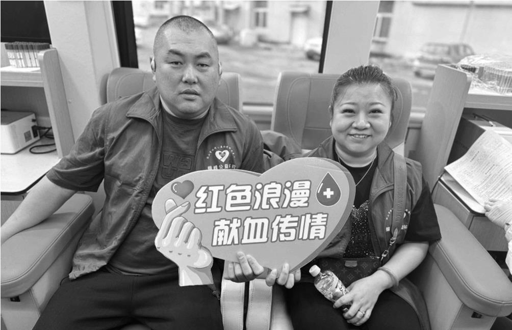 李晖和王祎彤夫妇在献血。 受访者供图