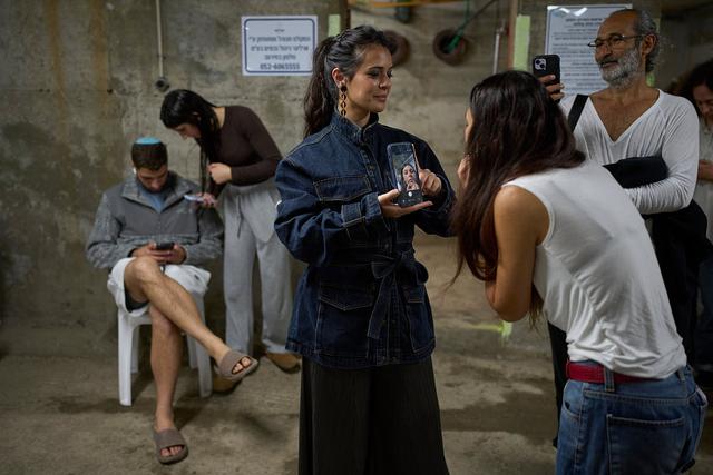 当地时间2026年4月1日，以色列特拉维夫，居民在防空洞内躲避空袭。此前防空警报响起，提示有伊朗导弹来袭。视觉中国 图