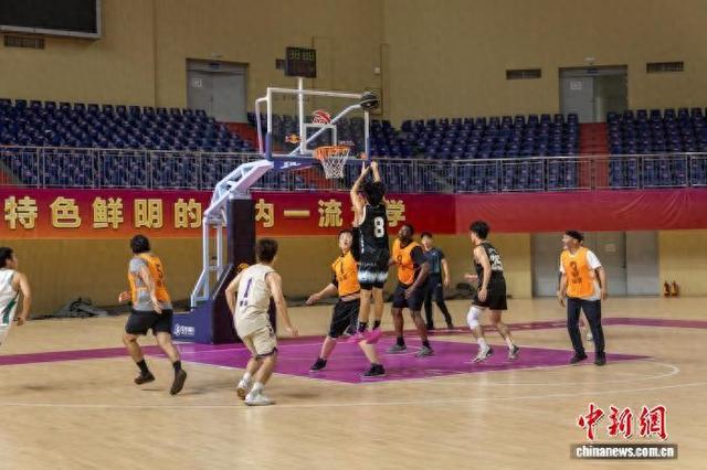 图为中美学生篮球友谊赛比赛瞬间。安晴 摄