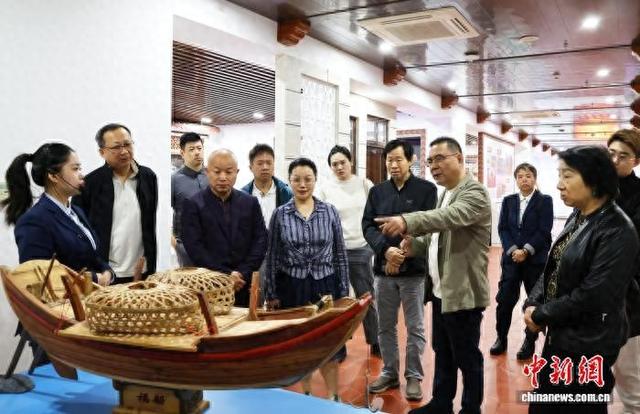 图为考察团一行参观东湖塘华侨农场侨史馆。林榕生 摄