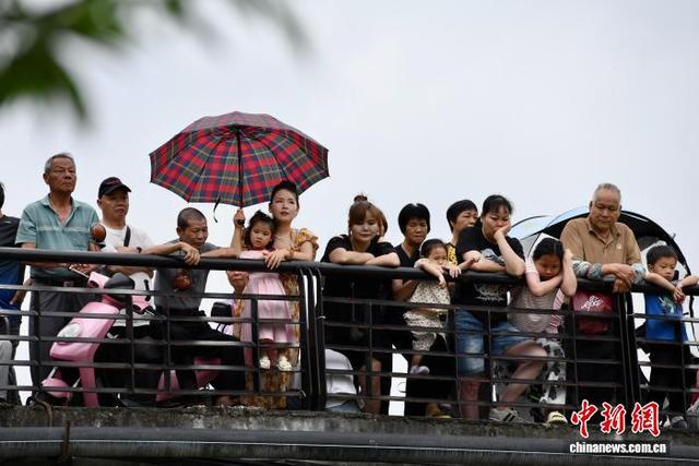 6月13日，福建福州，民众桥上观看赛龙舟。中新社记者 王东明 摄