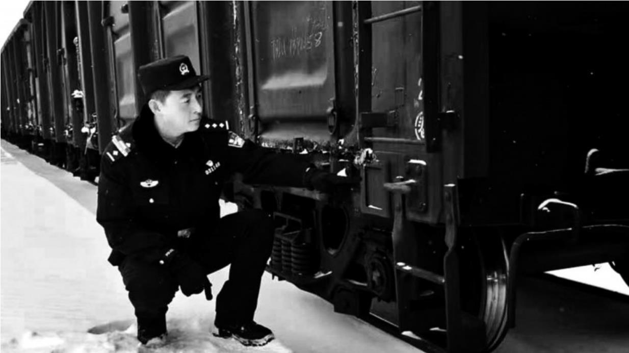 辽阳站派出所安平警务区民警林昊男的寒冬坚守。沈阳铁路公安处供图