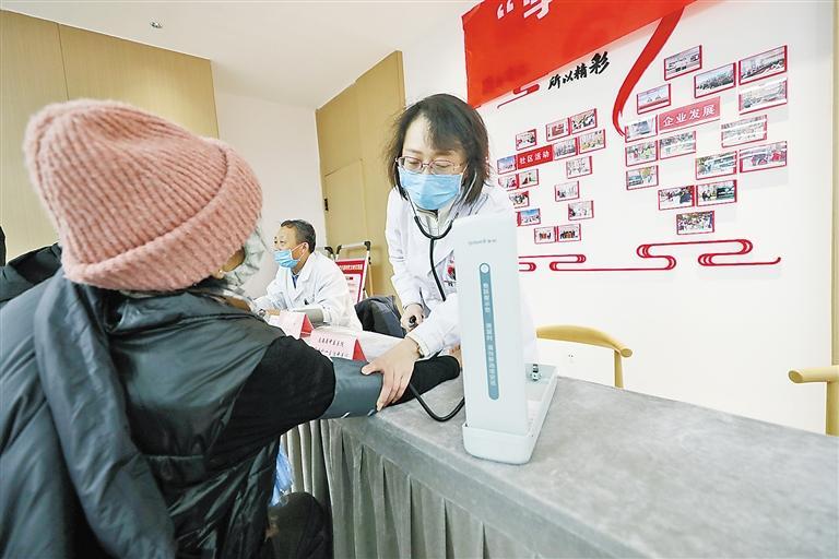 图为在固安县惠文社区居民委员会，医生正在为居民测量血压。 本报记者 张琛 摄