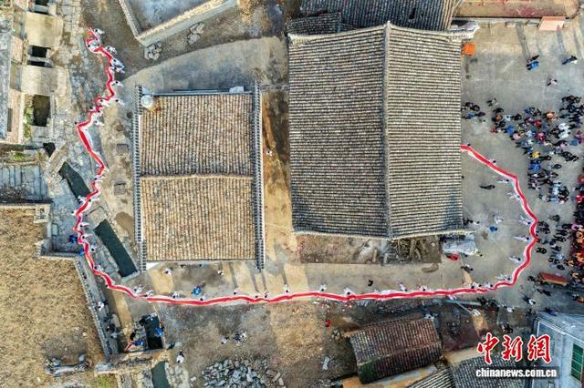 2月14日，湖南江华神岗自然村，瑶族民众舞龙巡游。蒋克青 摄