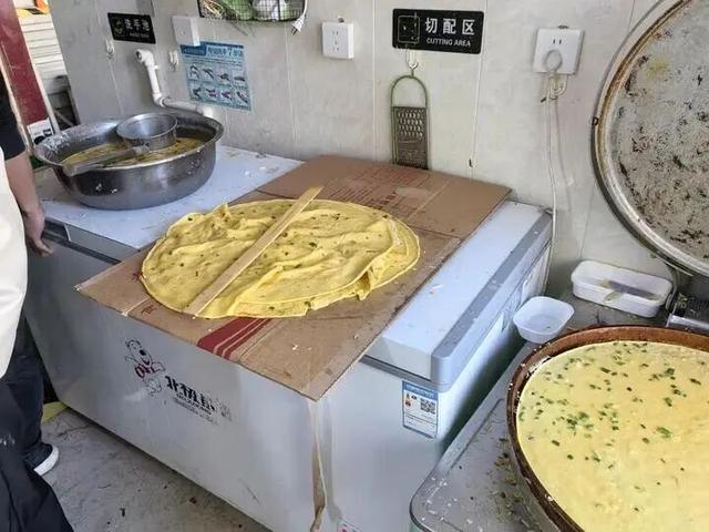 图为某外卖门店后厨的场景，煎饼直接放置在纸壳上。新华每日电讯记者 牛少杰 摄