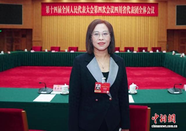 图为全国人大代表、四川省北川羌族自治县擂鼓镇五星村党支部书记余绍容。受访者 供图