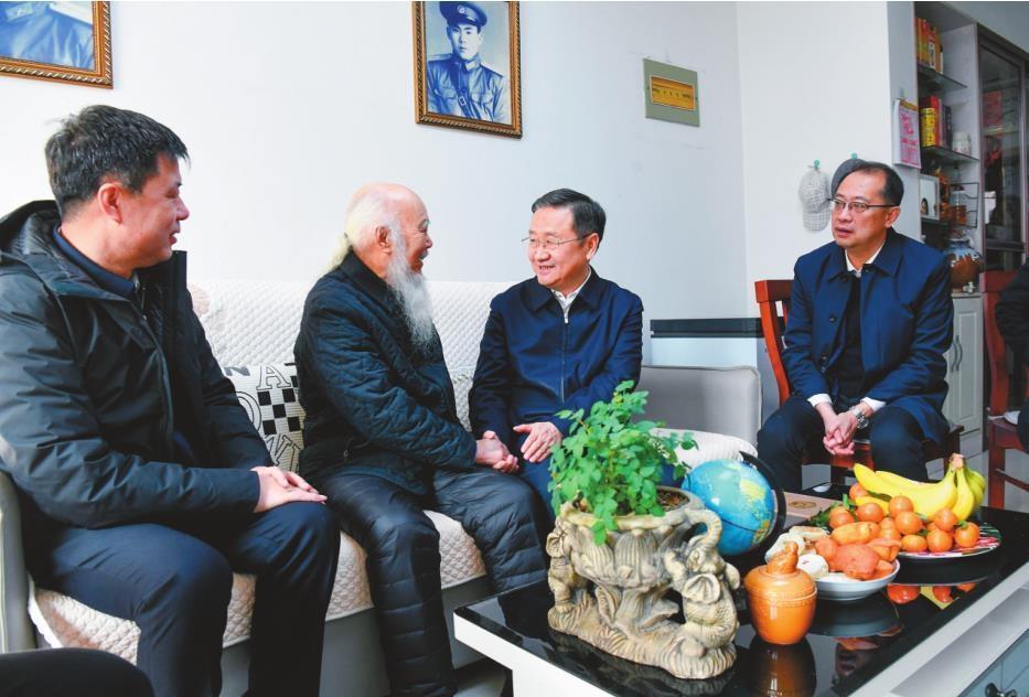 省委副书记、省长王新伟来到辽阳市白塔区老党员、老战士刘德春家走访慰问。 本报记者 万重 摄