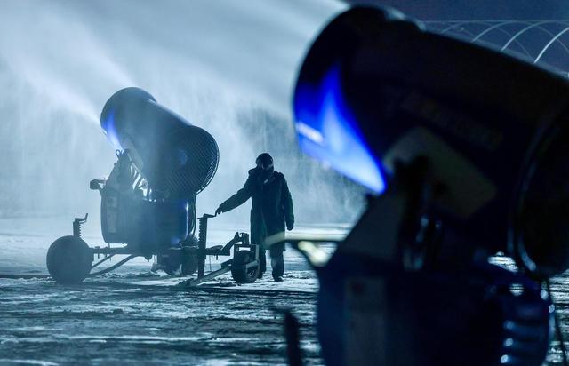 11月21日，工作人员在宁夏银川市阅海滑雪场进行造雪作业。新华社记者 杨植森 摄