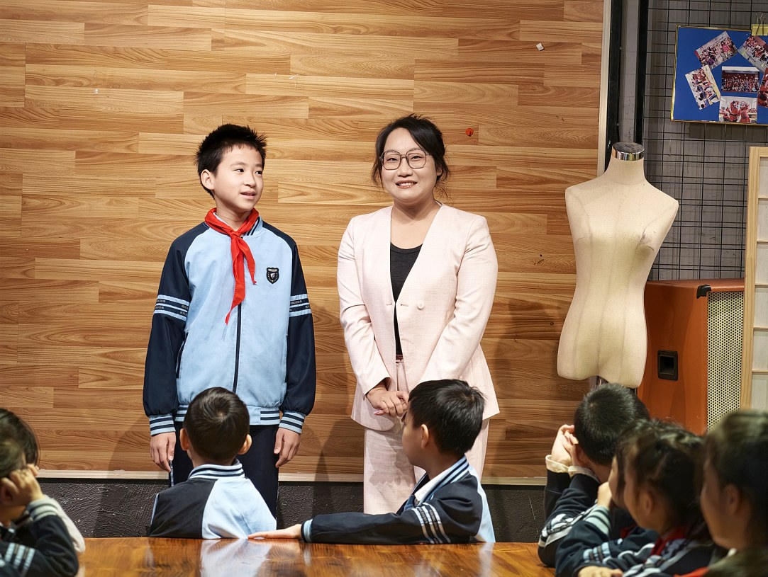     ▶晚报记者与“小记者”互动，传授采访经验。     本报记者刘明艳 摄