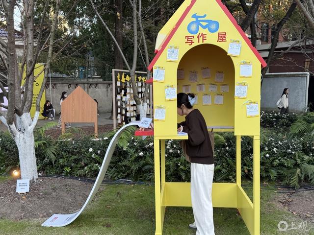 奋笔疾书的年轻人。施晨露摄