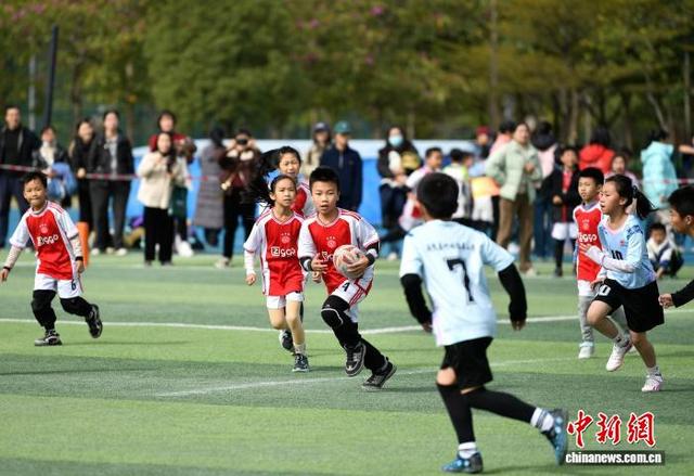 12月27日，小学组参赛队正在比赛中。中新社记者 张斌 摄