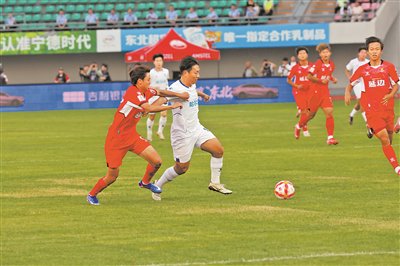 　　两队球员积极拼抢。 本报特派记者 韩伟摄