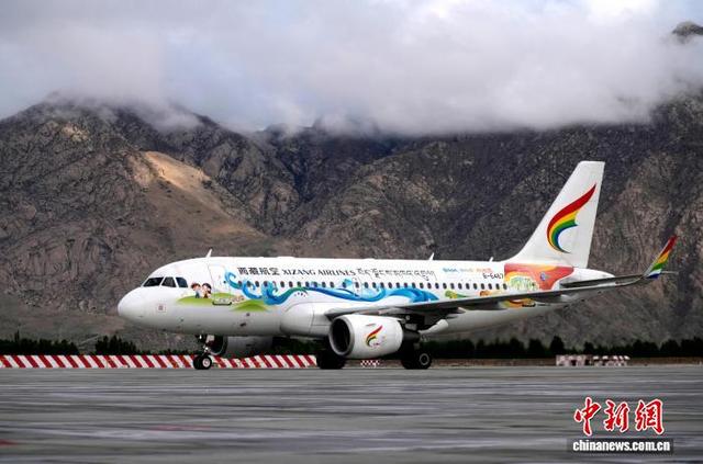 5月17日，拉萨文化和旅游元素的主题飞机降落在拉萨贡嘎国际机场跑道。李林 摄