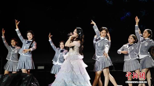 图为演唱会现场歌手金莎演唱。杨宗盛 摄
