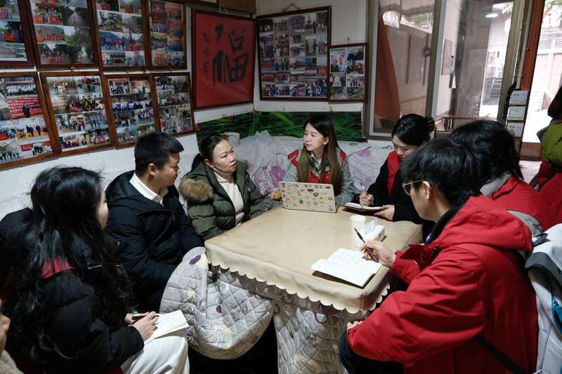 重庆大学“‘重’走长征初心路，研途奋进新征程”实践队队员与红军何木林后代交谈。贺欣/摄