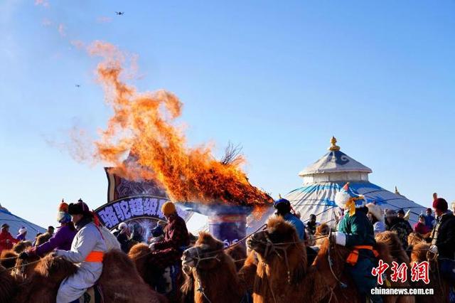 图为开幕式祭火仪式上，象征吉祥的火把被点燃。赵勇强 摄