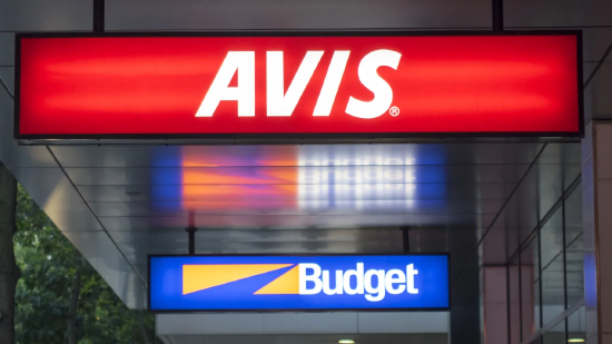 澳大利亚昆士兰州布里斯班中央商务区，玛丽街上Avis Budget租车门店与其他租车行的招牌相互竞争。
