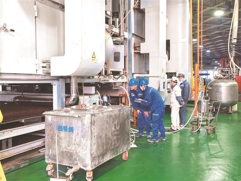 贵阳供电局工作人员走进企业开展用电检查，确保企业生产用电平稳。张波 摄