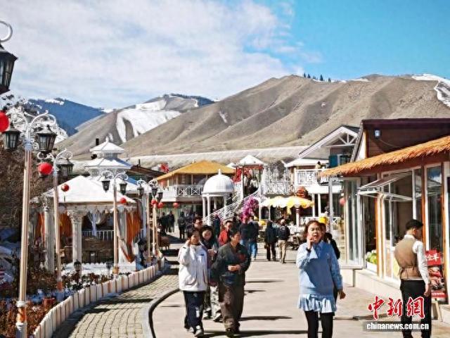 3月29日，新疆乌鲁木齐县萨尔达坂乡白杨沟村黎弯德咖啡小镇内游人如织。 苟继鹏 摄