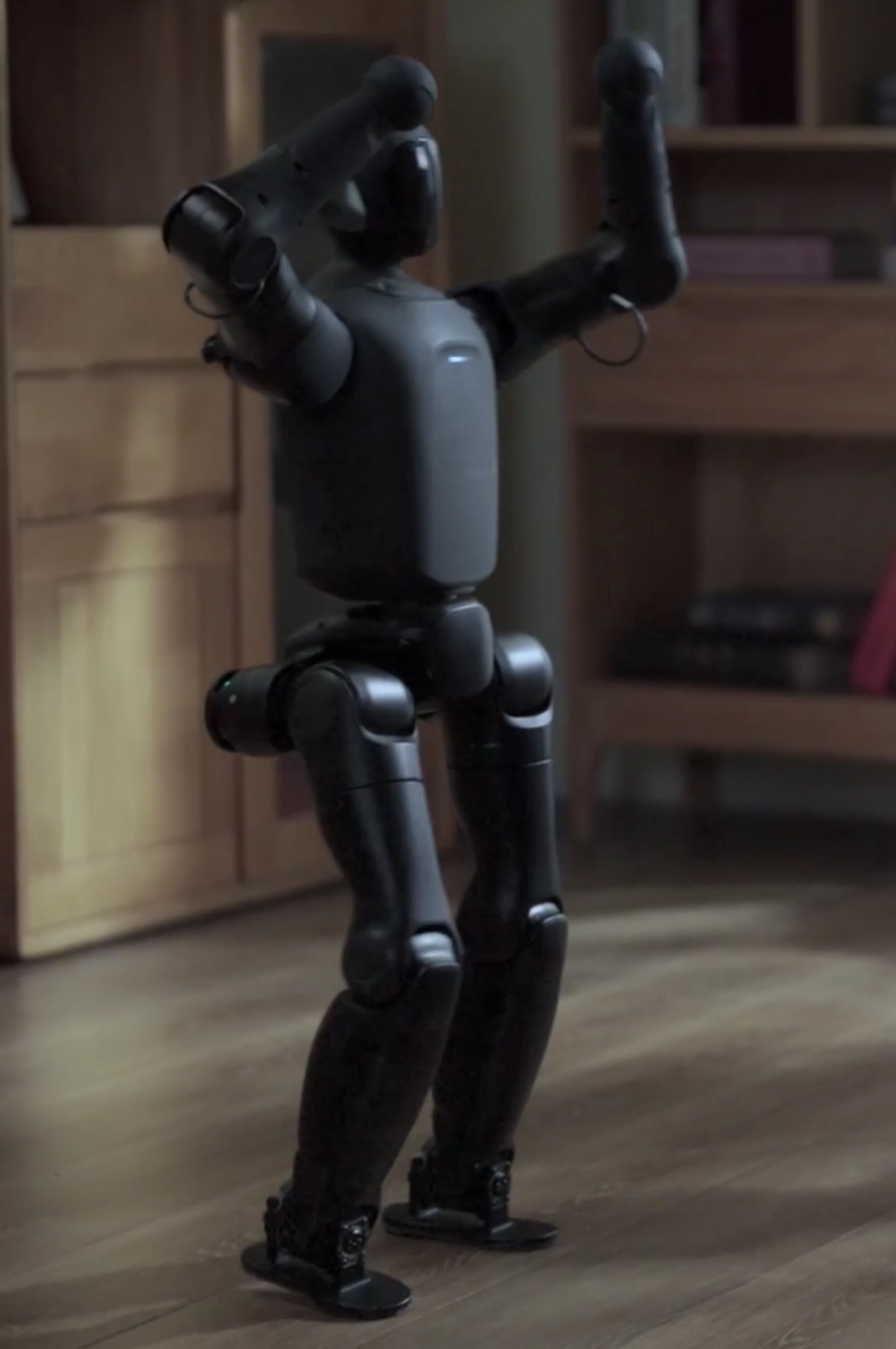 上纬启元Q1个人机器人 身高仅80cm 面向科研、创作和家庭用户“二创”需求