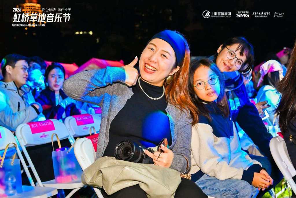 现场观众轻松欣赏音乐会。