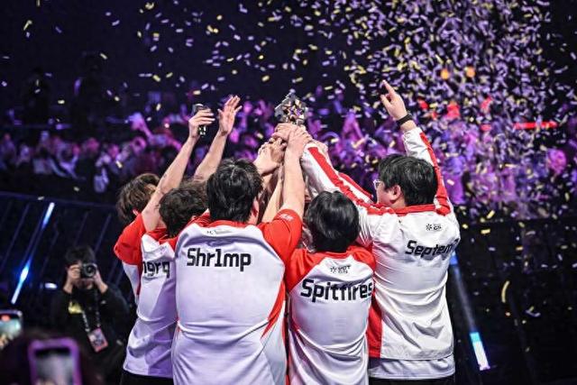 AG战队捧起奖杯。湛江科技学院 黄宇翔/摄