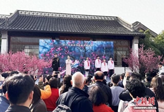2月22日，2026瘦西湖第四届梅花艺术季在扬州瘦西湖风景区启幕。刘江瑞摄