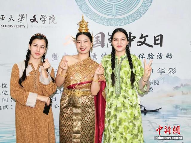 图为留学生在合影。欧春艳 摄