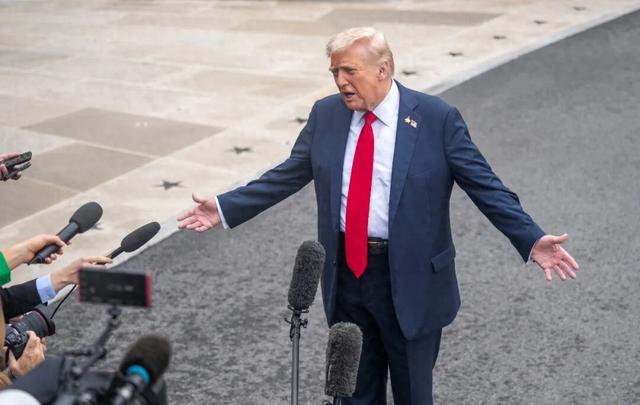 9月30日，在美国首都华盛顿白宫，美国总统特朗普回答记者提问。新华社记者胡友松 摄