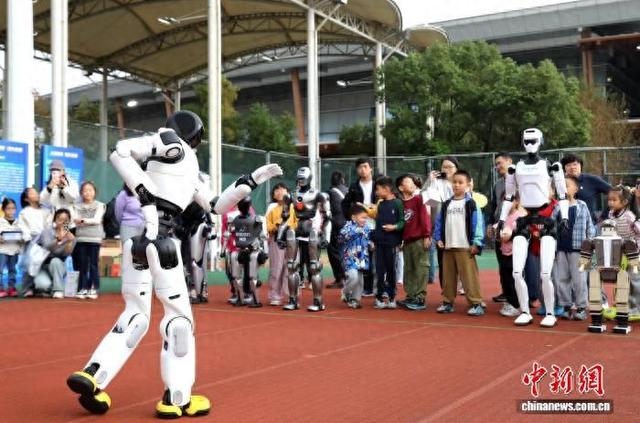 机器人与观众进行互动。项飞 摄