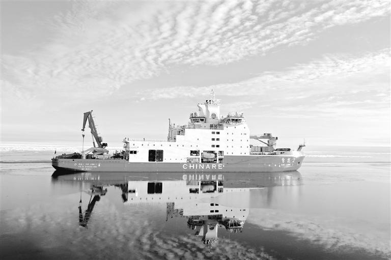 “雪龙2”号极地科考破冰船在北冰洋科考。本组图片均为新华社发