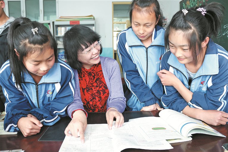 北京援疆教师李晓菱（左二）在辅导十四师二二团中学学生（资料图片）。屈安成 何万鹏 摄