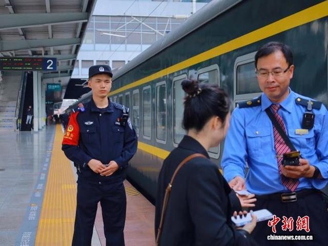 图为杨蕊在站台立岗。彭佳静 摄