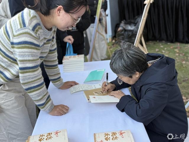 70岁的作者“我恋禾谷”为读者签售。施晨露摄