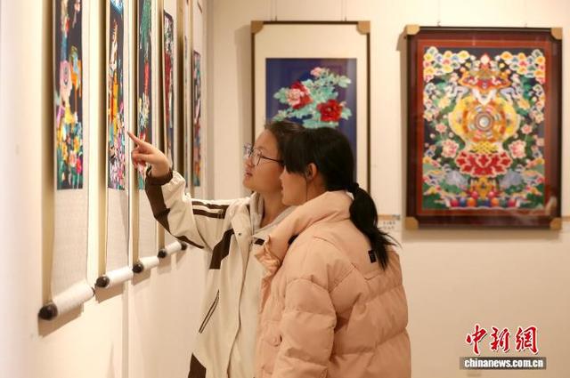 11月15日，青海西宁，市民参观堆绣展。 张忠苹 摄