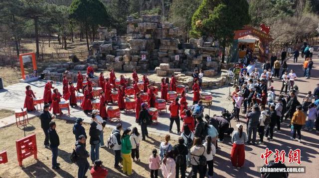 4月4日,游客在金山岭长城景区观看表演。(无人机照片)梁志青 摄