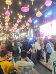 图1：夜晚的南强街景色  资料来源：实地拍摄，申万宏源研究