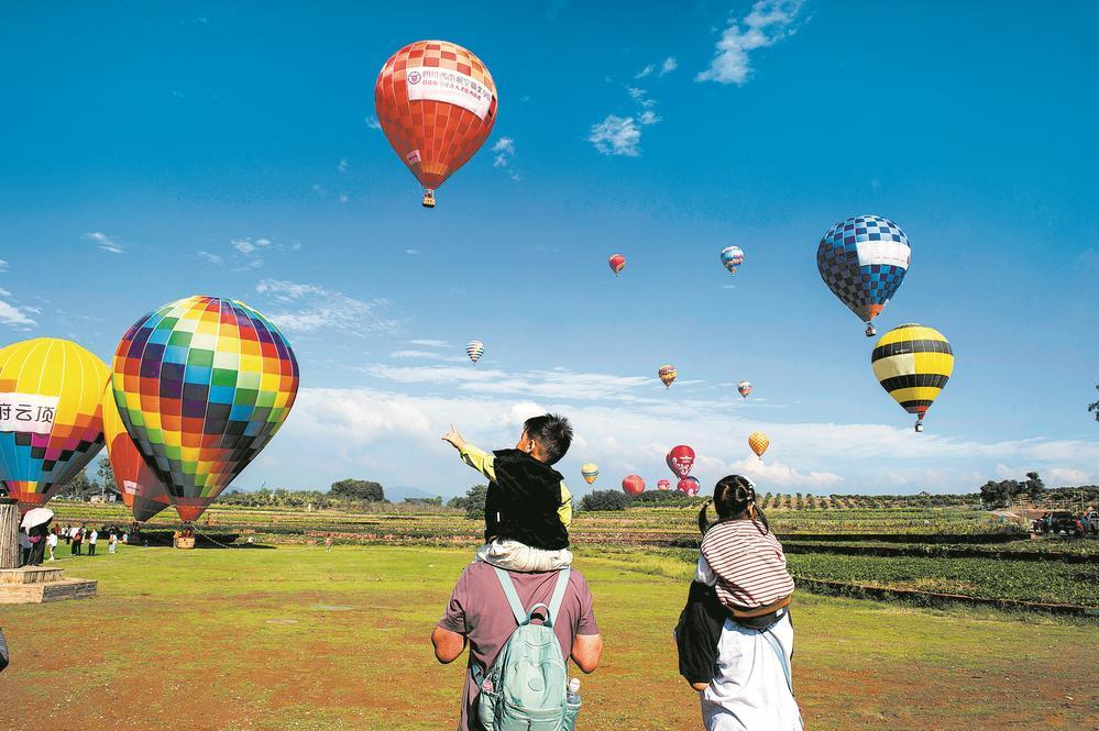 仰望天空。 钟智勇 摄