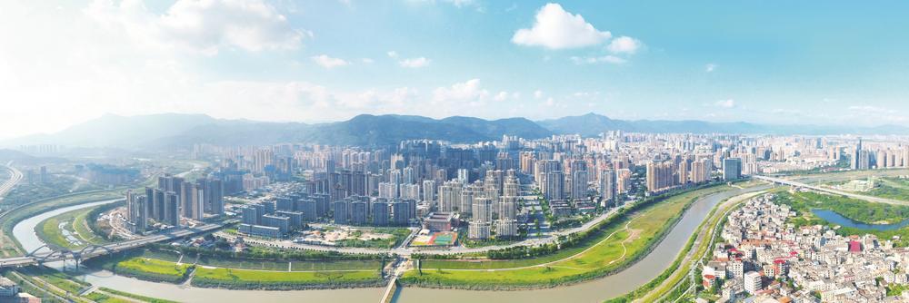 蜿蜒伸展的木兰溪穿越城厢城区。 蔡新添 摄